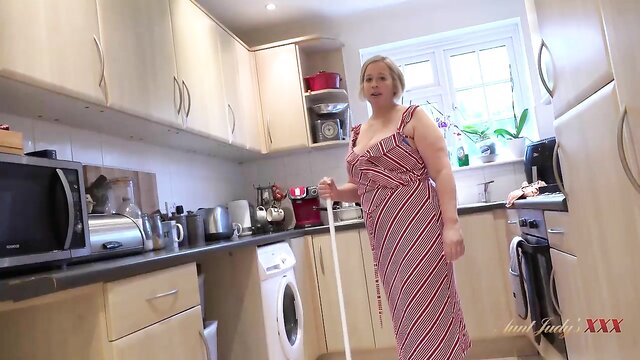 Mature milf with big butt gives a blowjob in kitchen