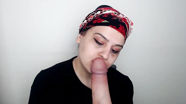 This video features an Indian beauty with amazing oral skills in a real homemade video